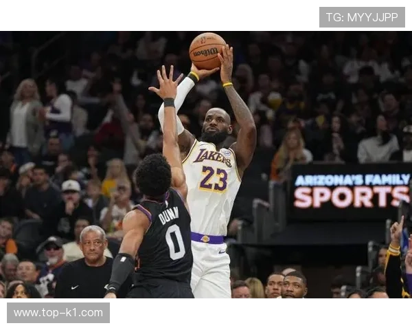 勒布朗突破制造空位三分，助力湖人提升关键时刻得分效率