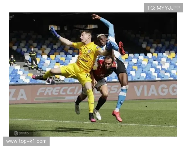 奥斯梅恩 vs 凯恩：全能与冲击的中锋差异