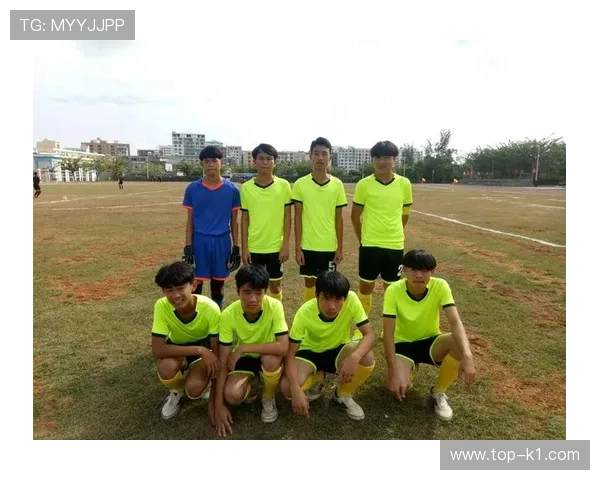 七人制足球规则中每队上场人数与换人次数的明确规定